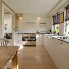 Ile kosztuje metr blatu kuchennego? Ceny i porównanie materiałów