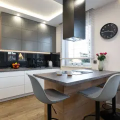 Co w kuchni między blatem a szafkami? Praktyczne rozwiązania i materiały
