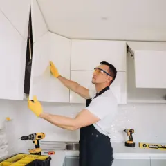Jak wieszac szafki na listwie - proste kroki do stabilnej instalacji