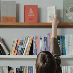 Jak ułożyć książki na regale, by uniknąć bałaganu i zyskać styl?
