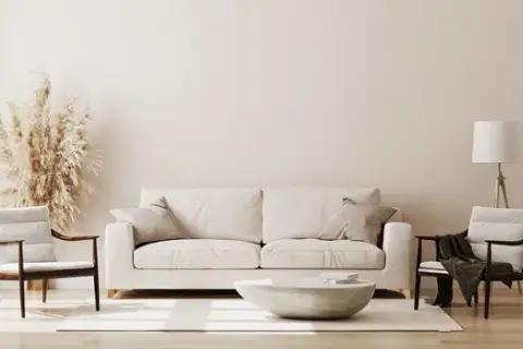 Jakie dodatki do beżowej kanapy, które odmienią Twój salon?