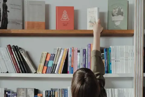 Jak ułożyć książki na regale, by uniknąć bałaganu i zyskać styl?