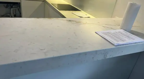 Ile kosztuje blat ze spieku kwarcowego? Poznaj ceny i czynniki wpływające na koszt