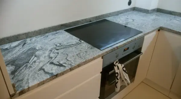 Ile kosztuje blat kamienny? Poznaj ceny i ukryte koszty montażu