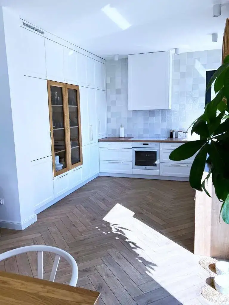 Zdjęcie Czy układać panele pod szafkami w kuchni? Uniknij kosztownych błędów